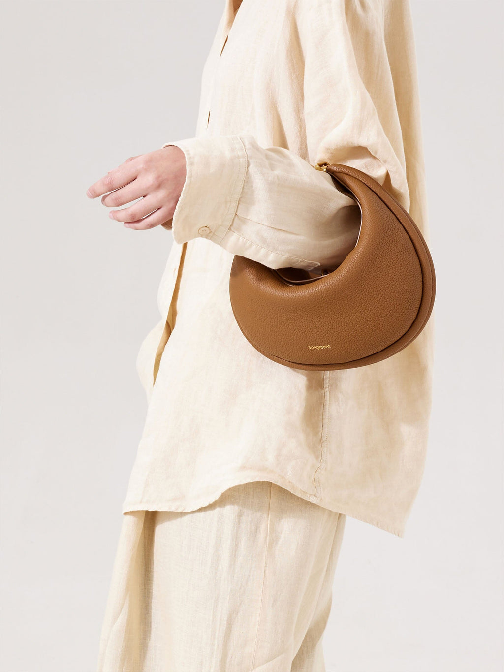 Songmont Luna Bag Mocha - carried under the arm