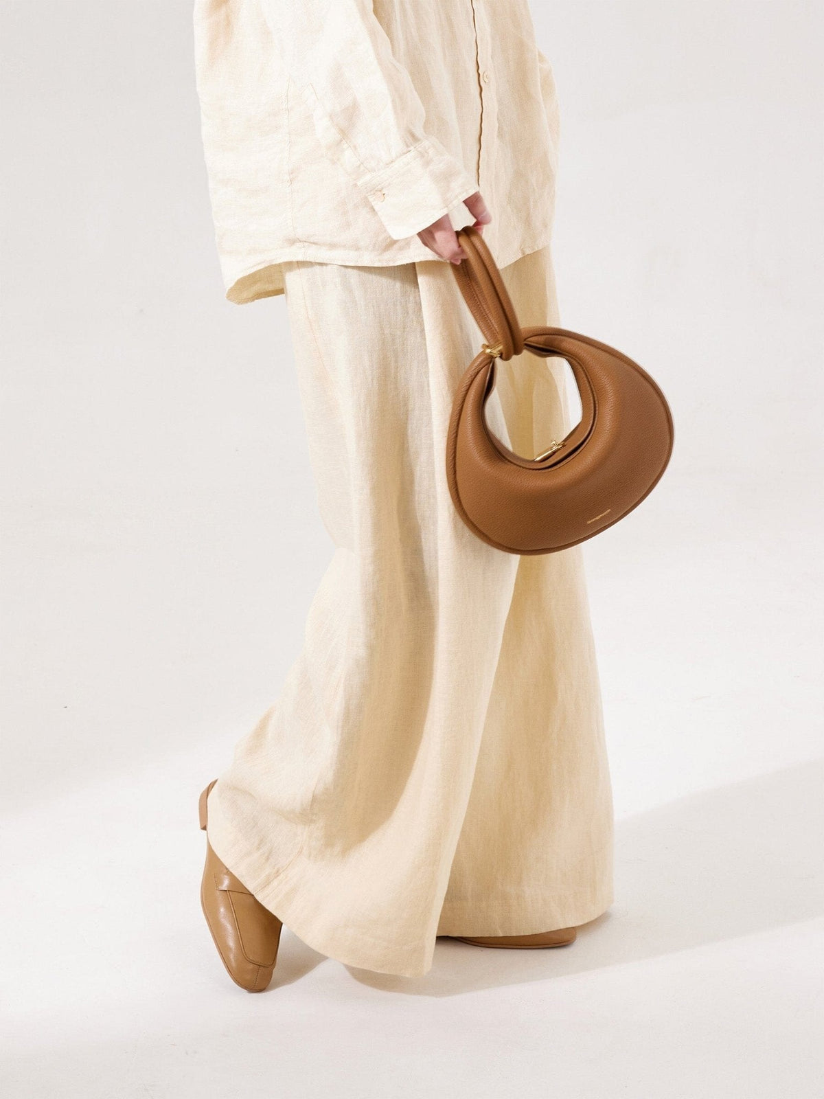 Songmont Luna Bag Mocha - held by the handle