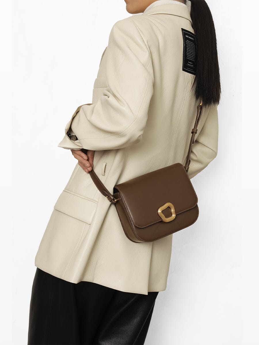 Songmont Medium Reset Tofu Bag Caramel - worn crossbody with a cream blazer