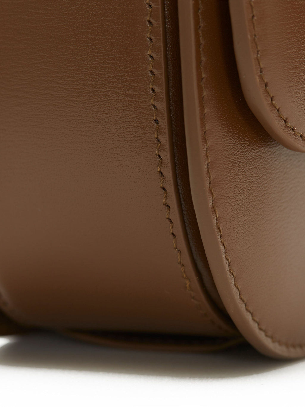 Songmont Medium Reset Tofu Bag Caramel - close-up of brown calf leather seam and stitching