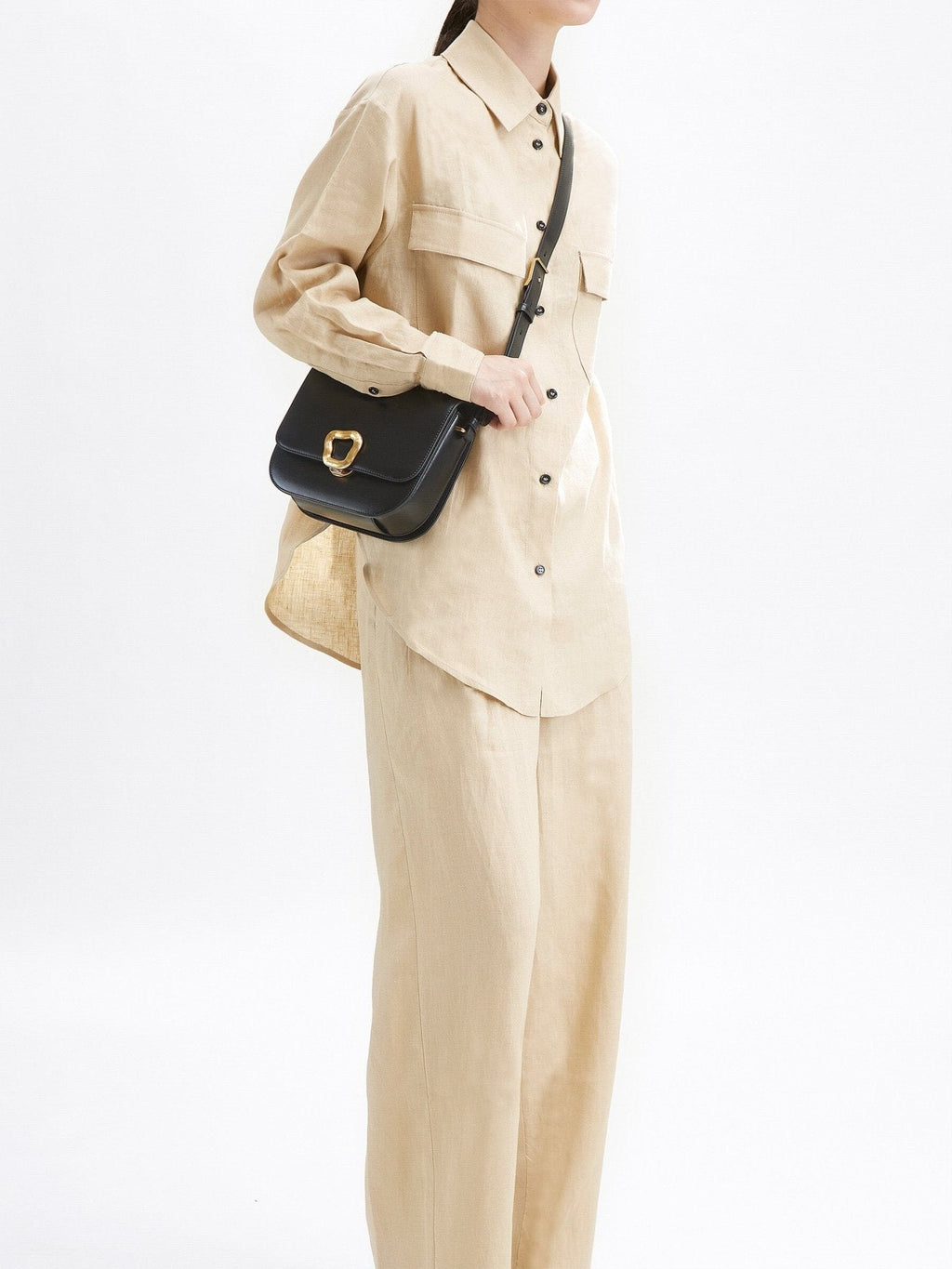 Songmont Medium Reset Tofu Bag Onyx - worn crossbody with a linen outfit