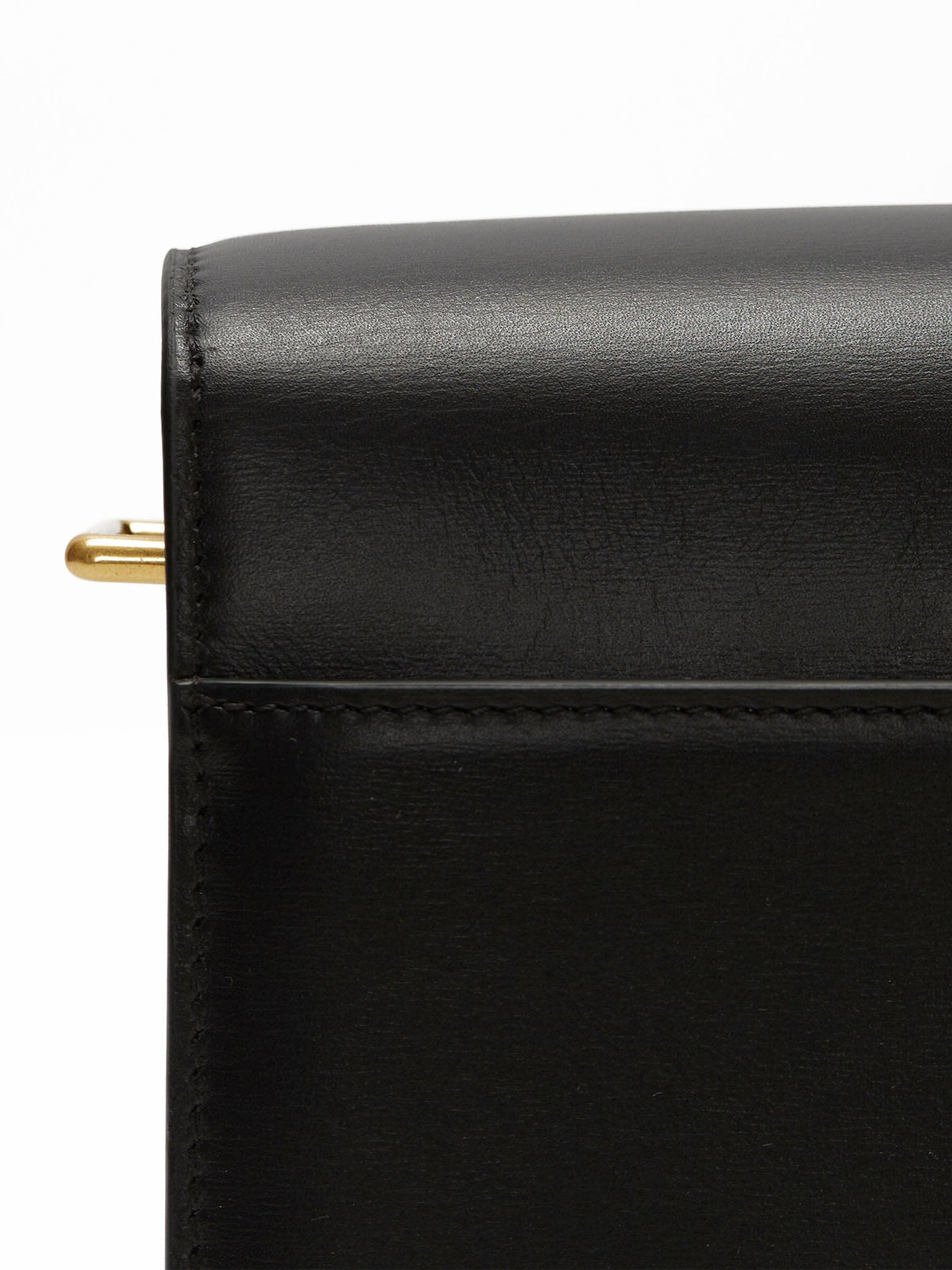 Songmont Medium Reset Tofu Bag Onyx - close-up of black calf leather and gold strap hook