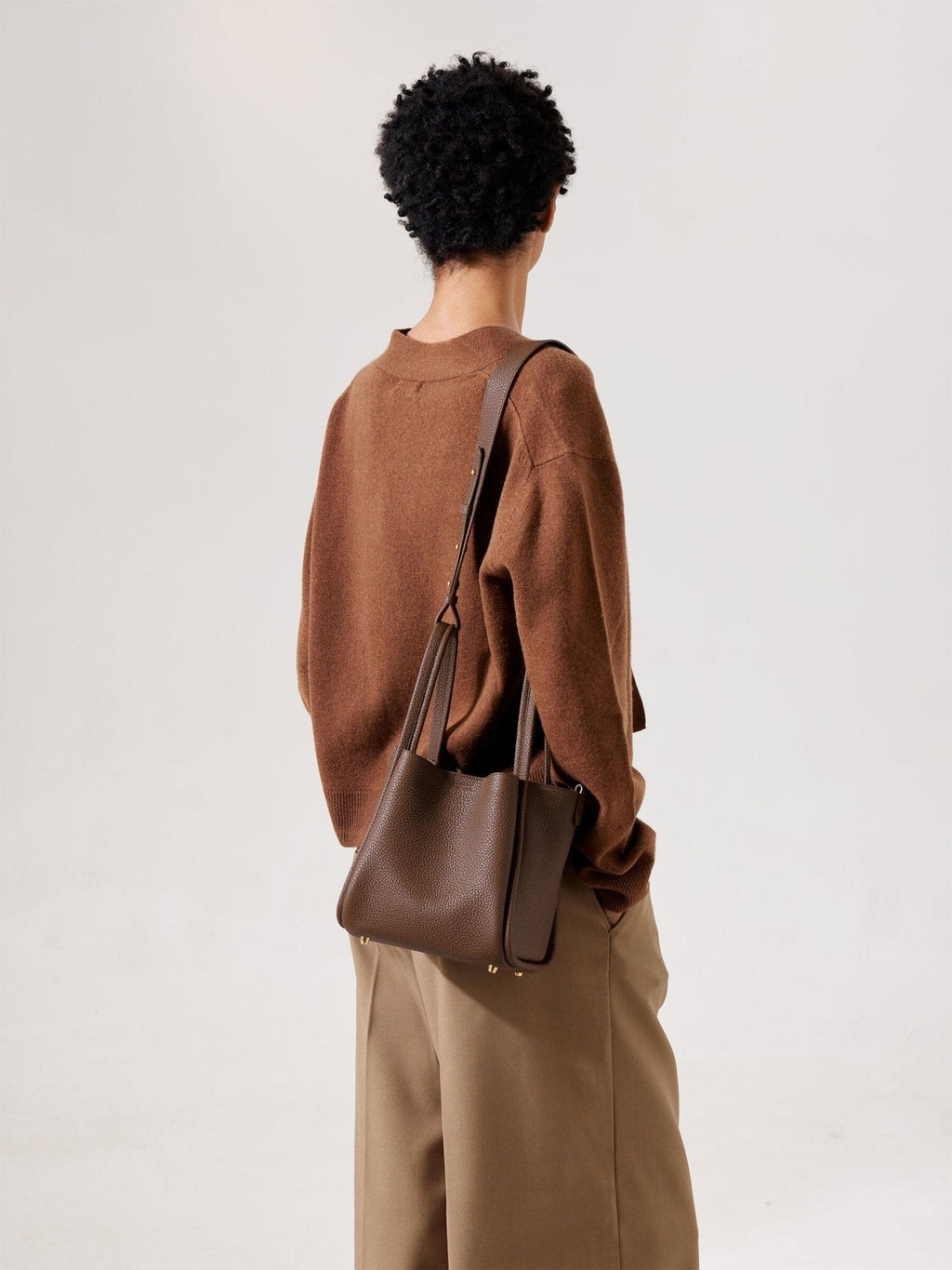 Songmont Medium Song Bag Chocolate worn on the shoulder, rear view