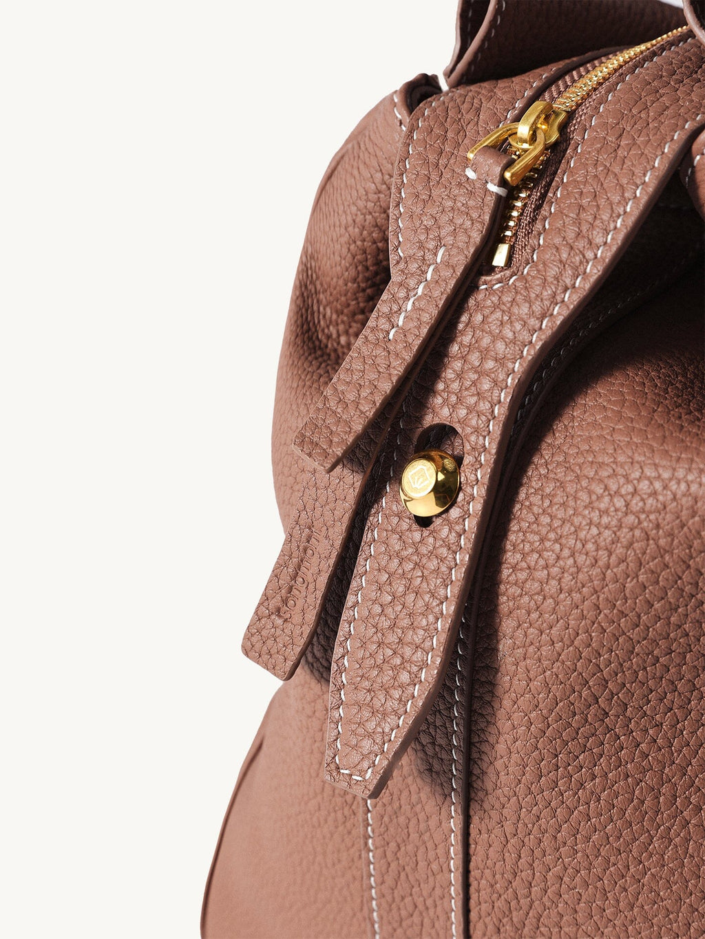 Songmont Medium Yore Duffle Bag Golden Brown - close-up of gold zip pull and stud tab