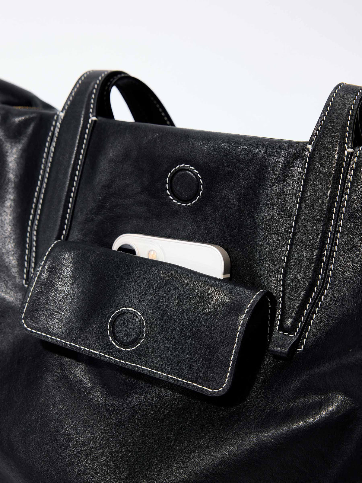 Songmont Medium Yore Duffle Bag Onyx - front pocket with a phone tucked in