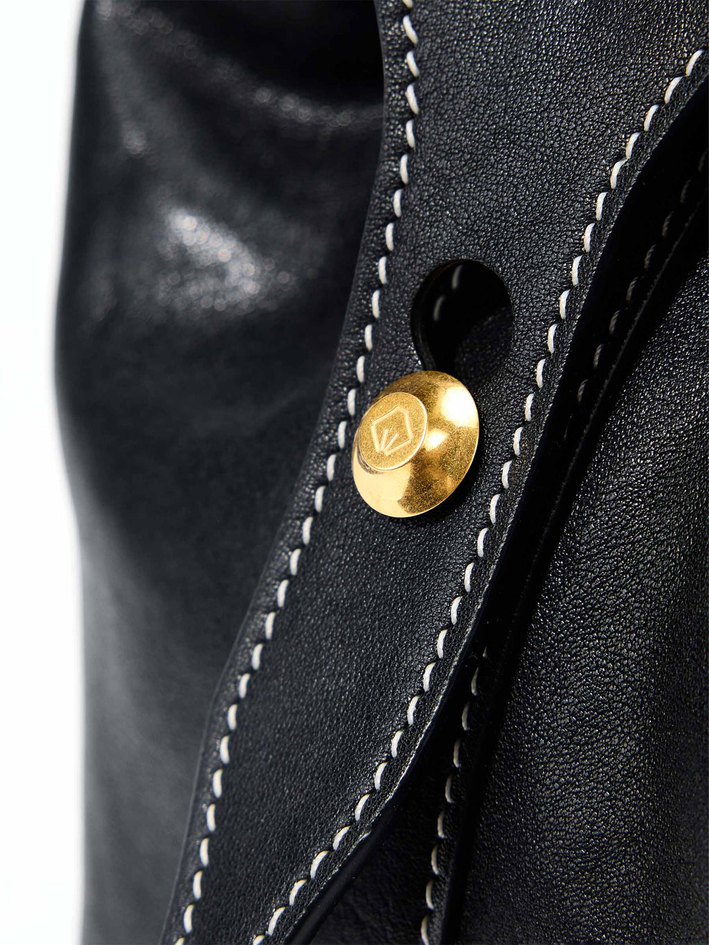 Songmont Medium Yore Duffle Bag Onyx - close-up of gold stud and stitching