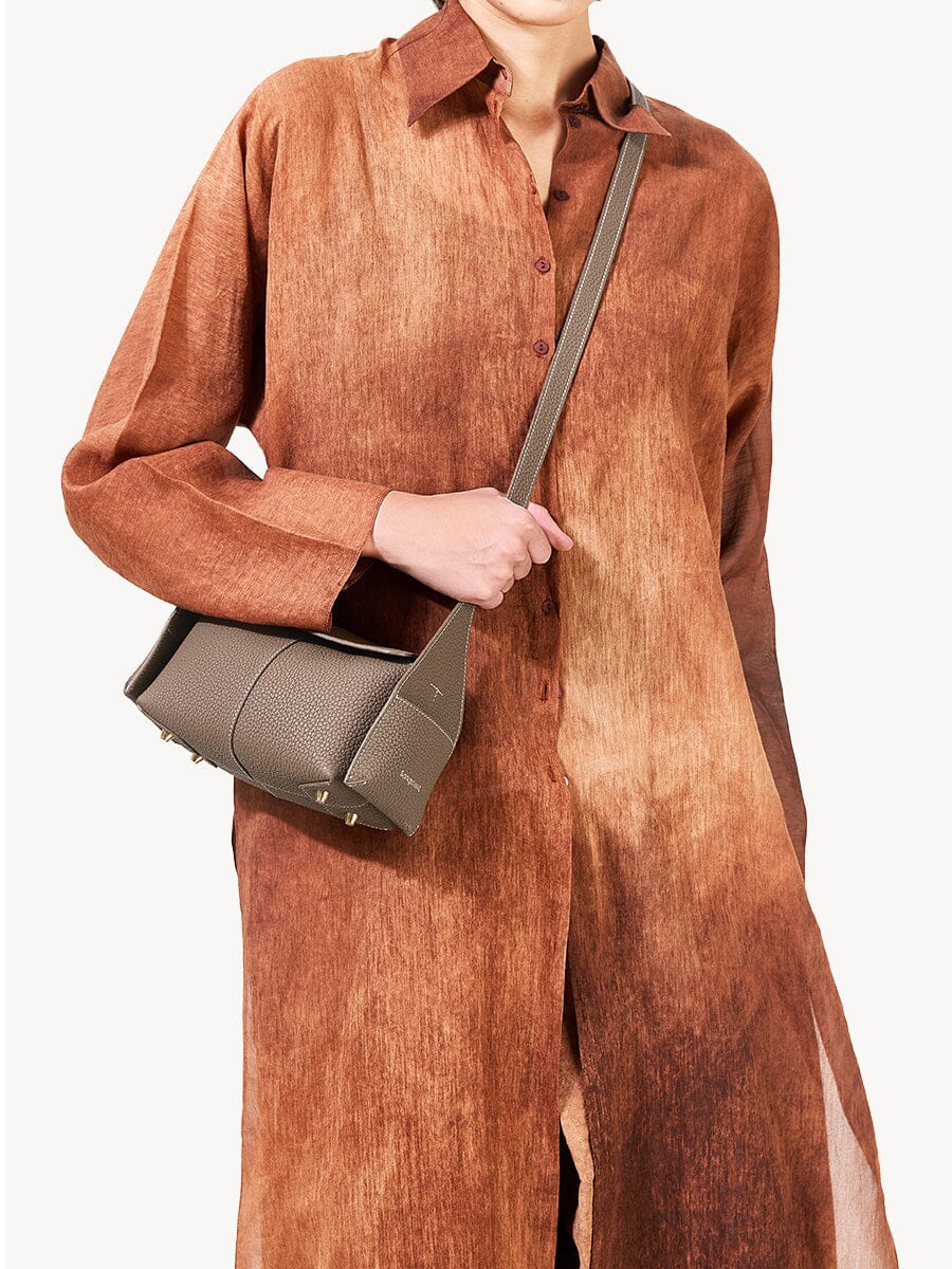 Songmont Mini Drippy Roof Bag Taupe - worn crossbody
