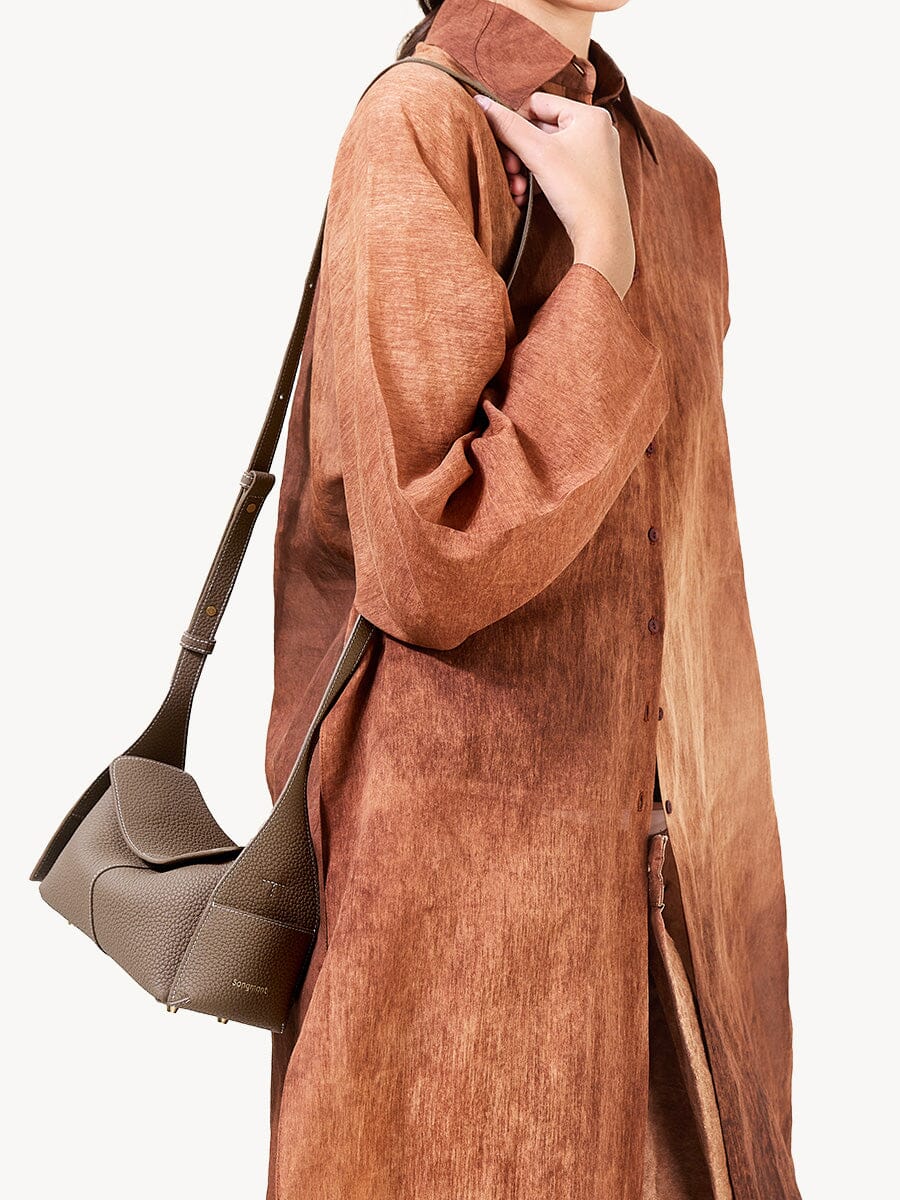 Songmont Mini Drippy Roof Bag Taupe - worn on the shoulder