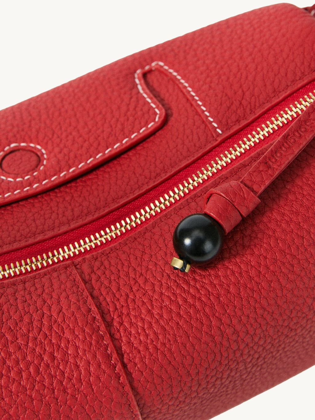 Songmont Mini Yore Camera Bag Lucky Red - close-up of the zip with black bead pull