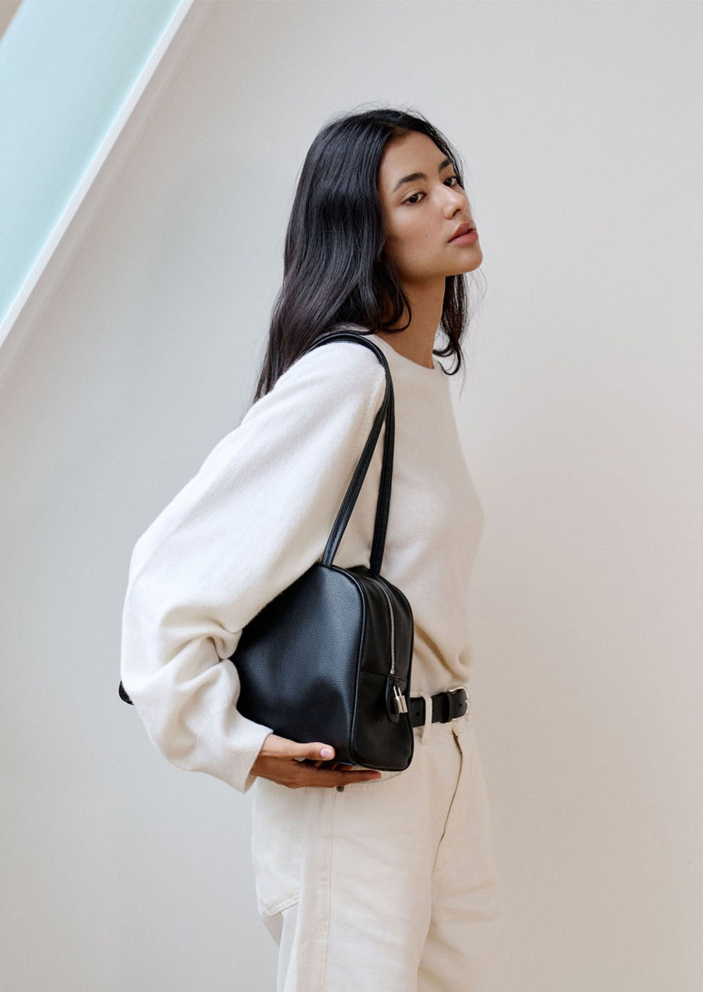 MONOROW Arc Bag - Black styled look 2