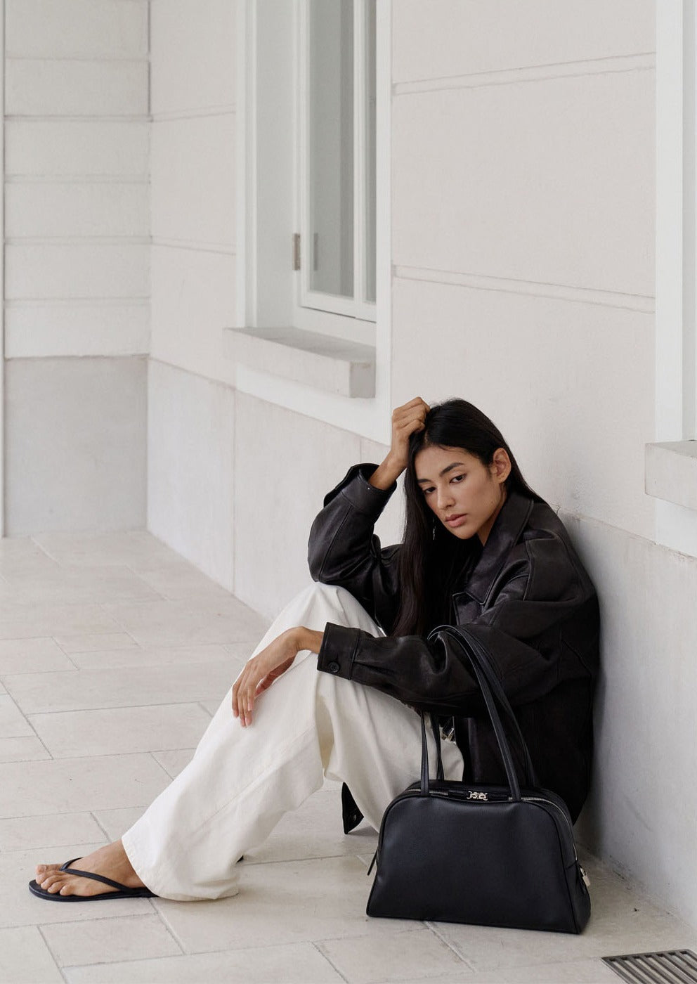 MONOROW Arc Bag - Black styled look 12