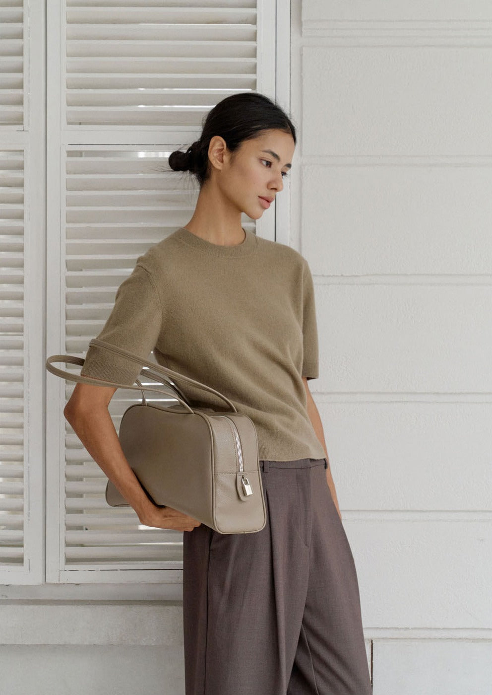 MONOROW Arc Bag - Etoupe styled look 3