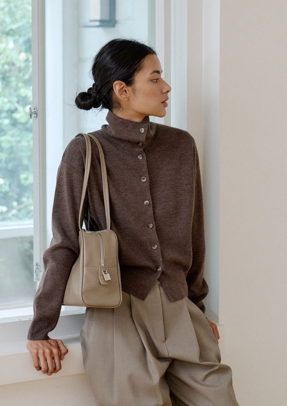 MONOROW Arc Bag - Etoupe styled look 6