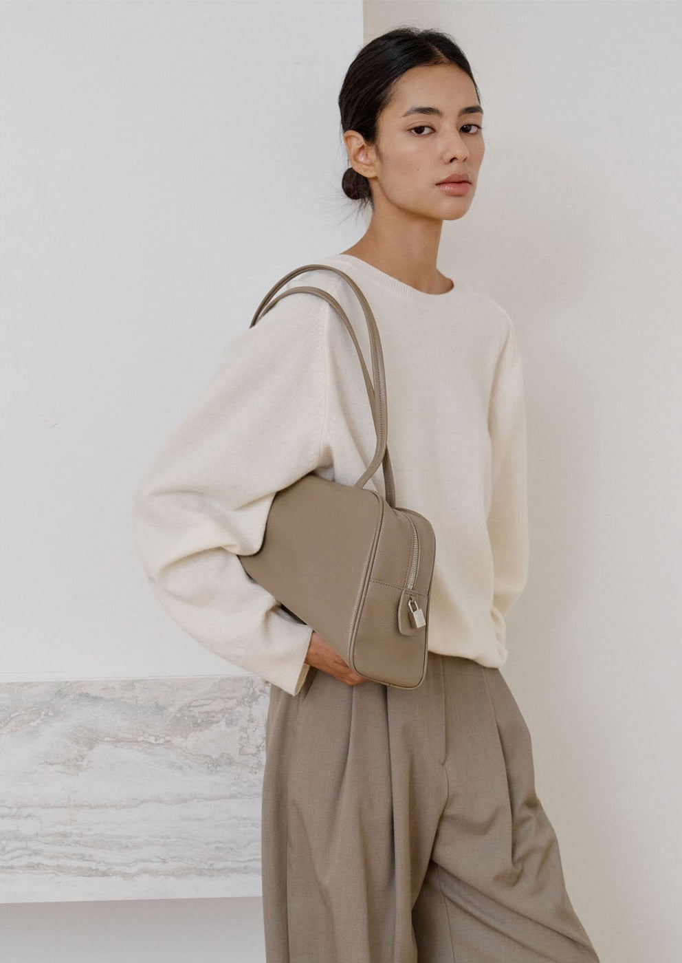 MONOROW Arc Bag - Etoupe styled look 8