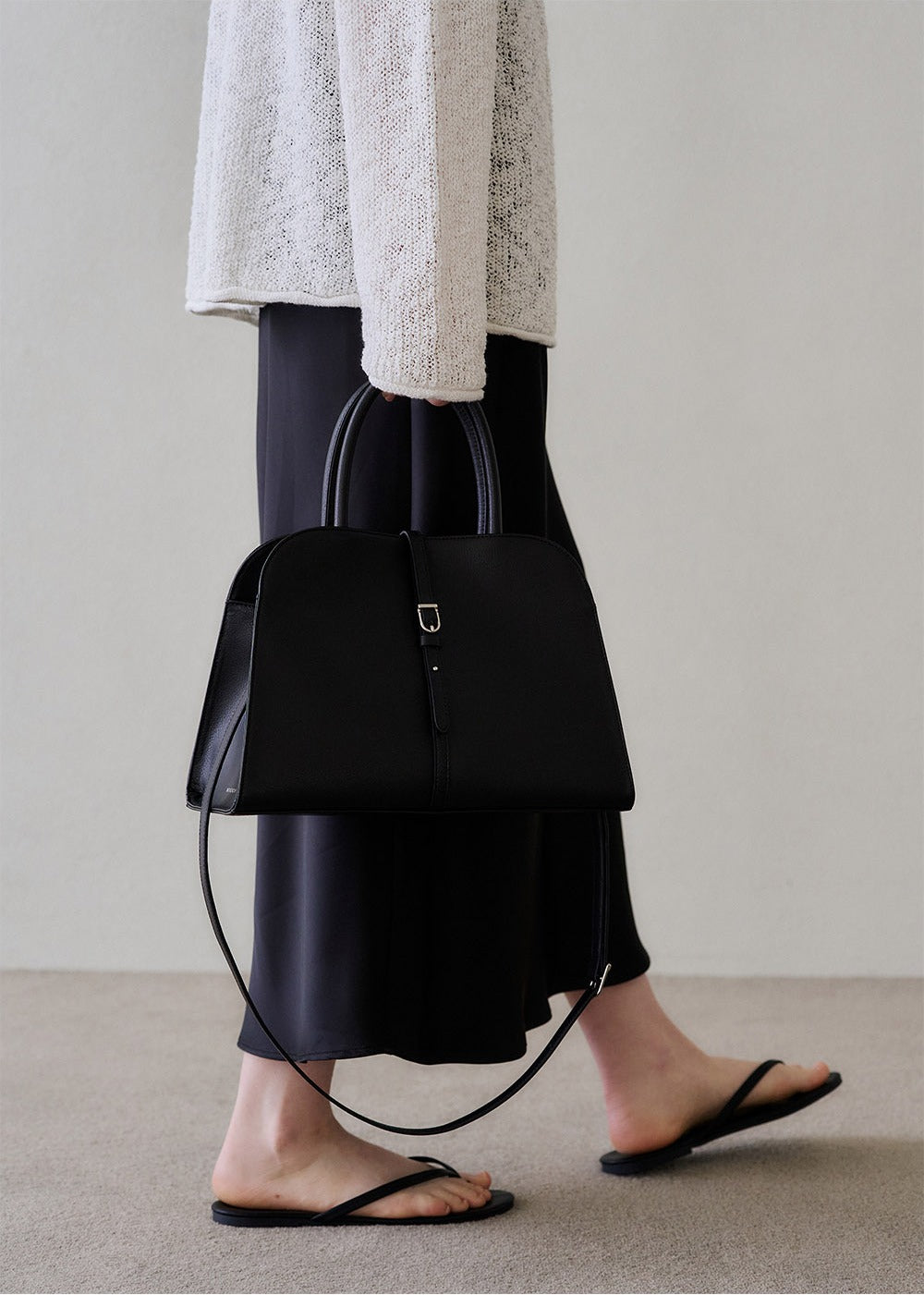 MONOROW Blanc Medium Bag - Black styled look 3