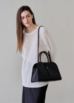 MONOROW Blanc Medium Bag - Black styled look 4
