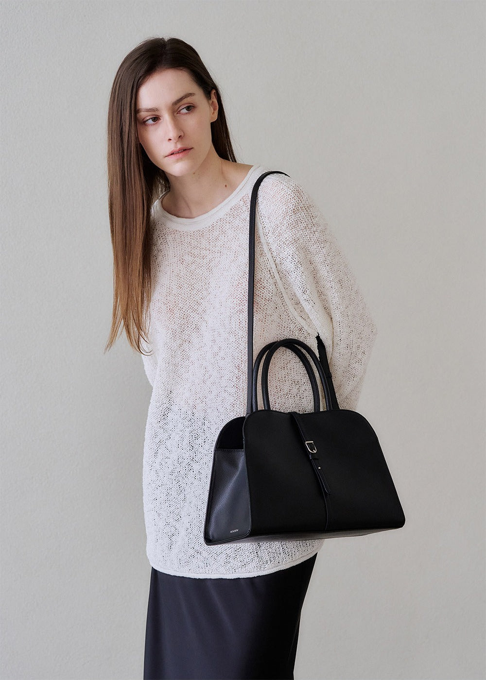 MONOROW Blanc Medium Bag - Black styled look 4