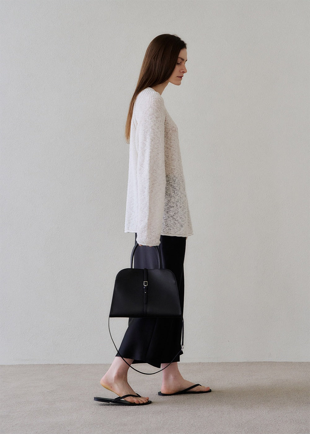 MONOROW Blanc Medium Bag - Black styled look 6
