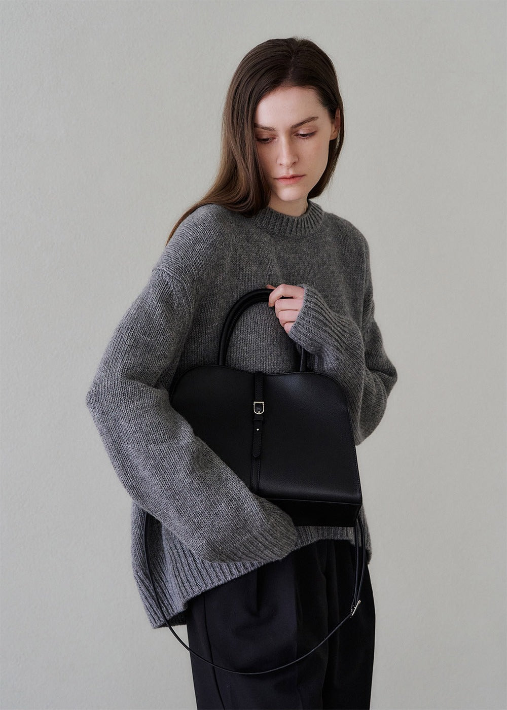 MONOROW Blanc Medium Bag - Black styled look 7