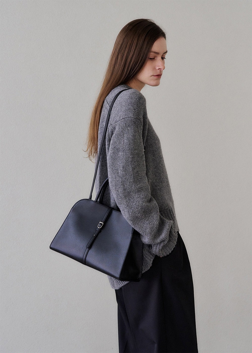 MONOROW Blanc Medium Bag - Black styled look 9