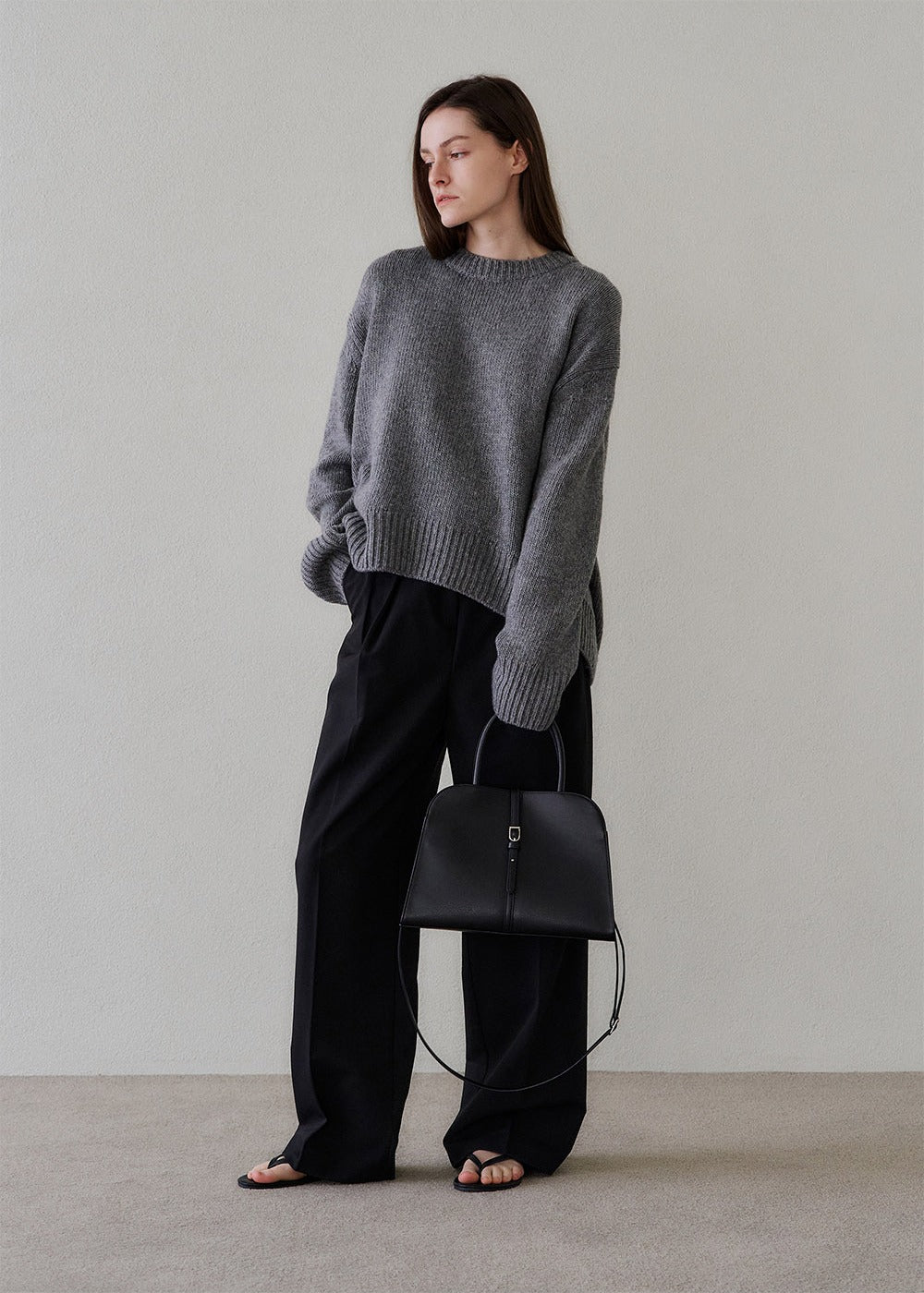 MONOROW Blanc Medium Bag - Black styled look 12