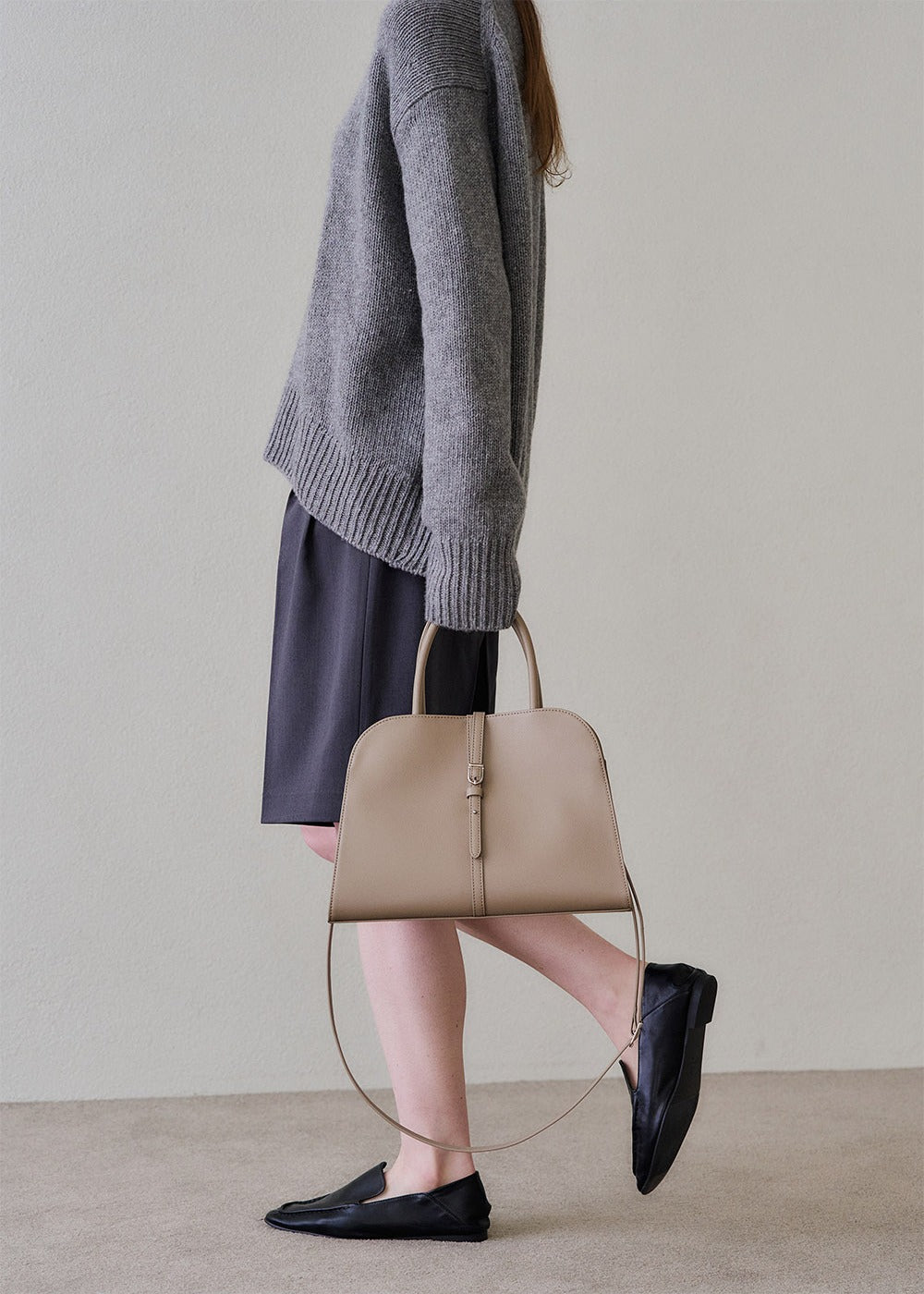 MONOROW Blanc Medium Bag - Etoupe styled look 3