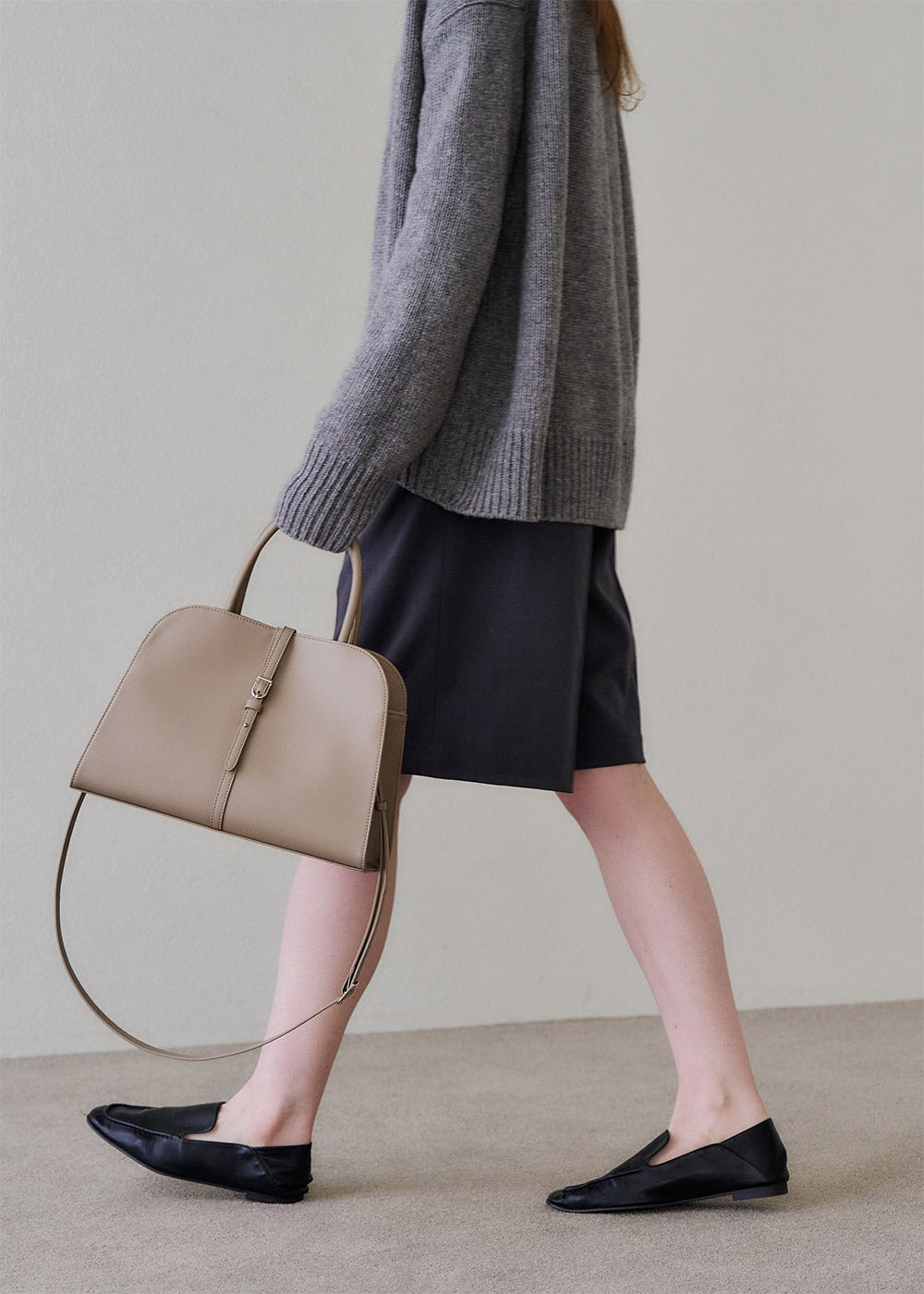 MONOROW Blanc Medium Bag - Etoupe styled look 5