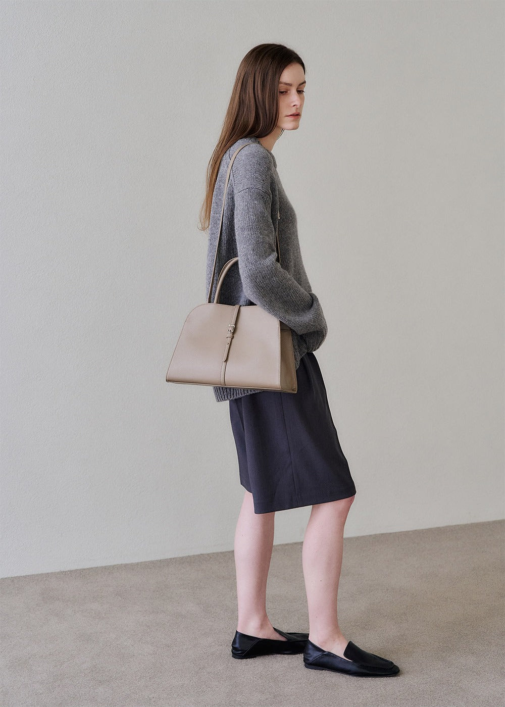 MONOROW Blanc Medium Bag - Etoupe styled look 8
