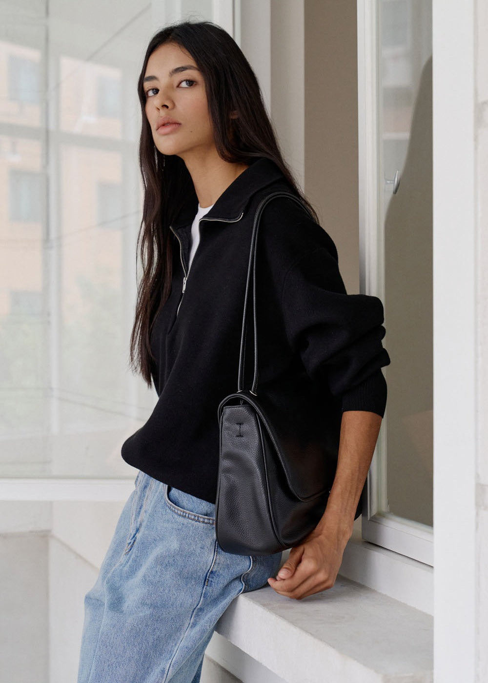 MONOROW Jude Bag - Black styled look 11