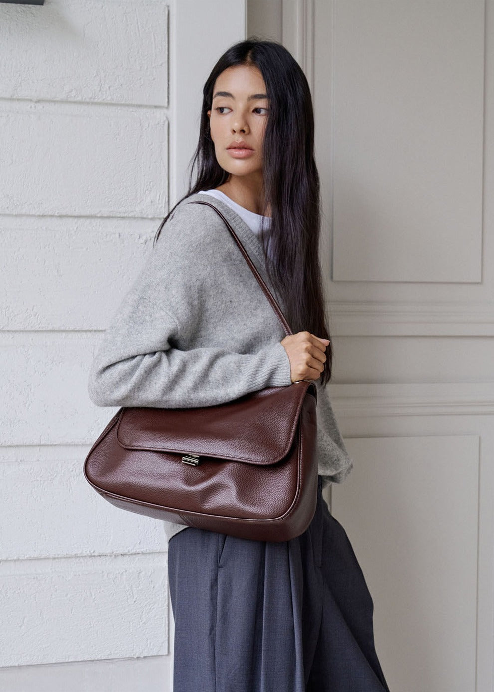 MONOROW Jude Bag - Burgundy styled look 2