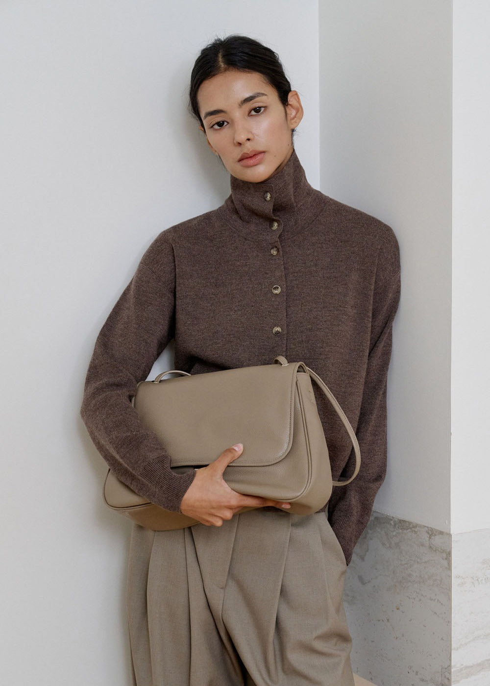 MONOROW Jude Bag - Etoupe styled look 3
