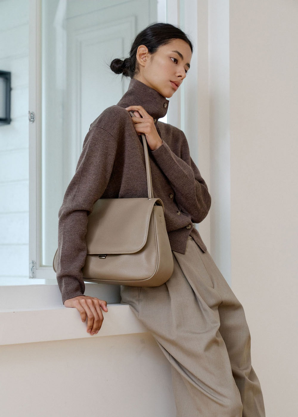 MONOROW Jude Bag - Etoupe styled look 7