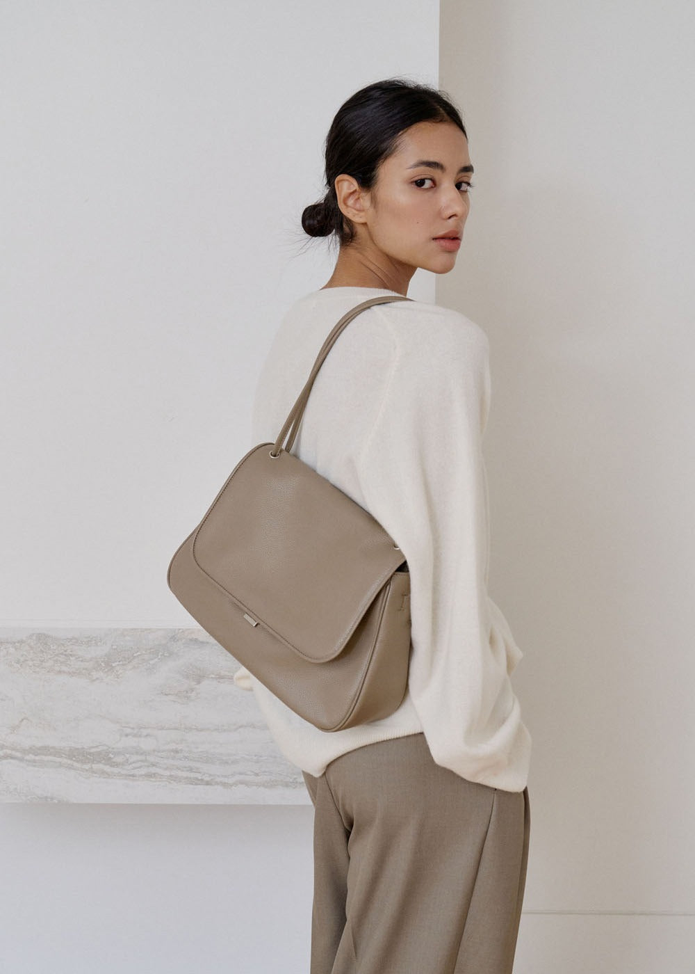 MONOROW Jude Bag - Etoupe styled look 10