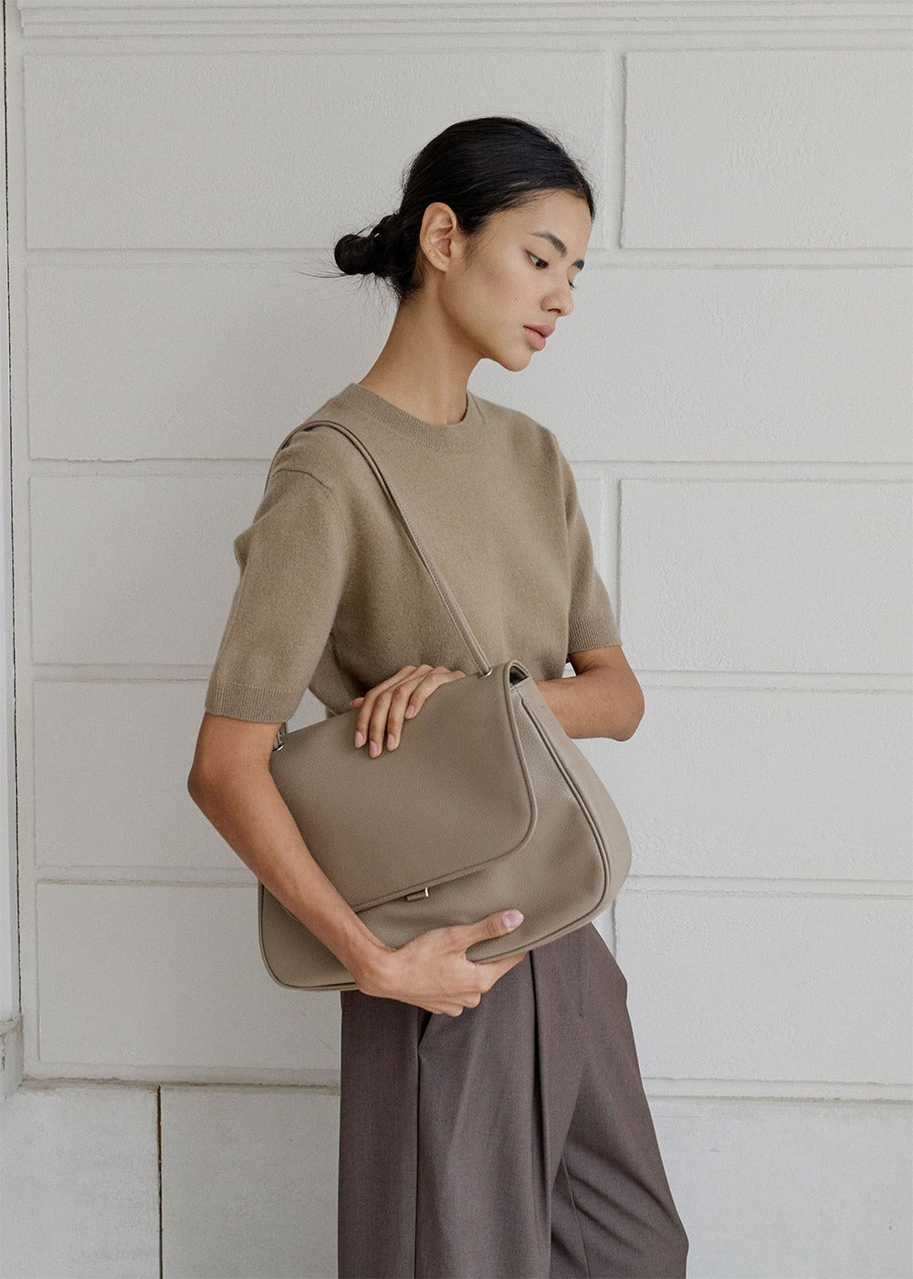 MONOROW Jude Bag - Etoupe styled look 16