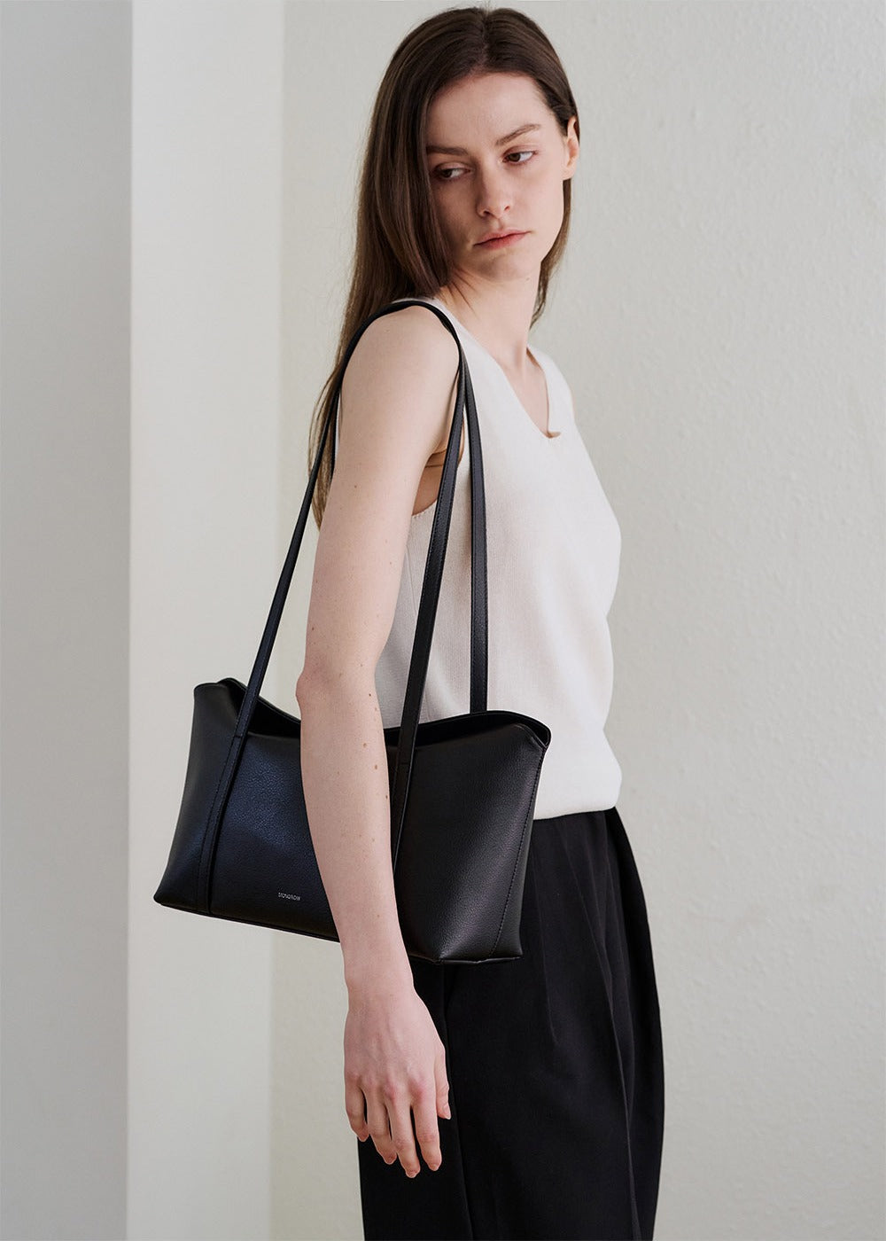 MONOROW Sara Bag - Black styled look 2