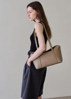 MONOROW Sara Bag - Etoupe styled look 9