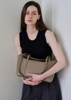 MONOROW Sara Bag - Etoupe styled look 12