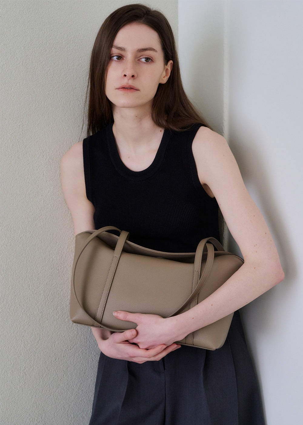 MONOROW Sara Bag - Etoupe styled look 12