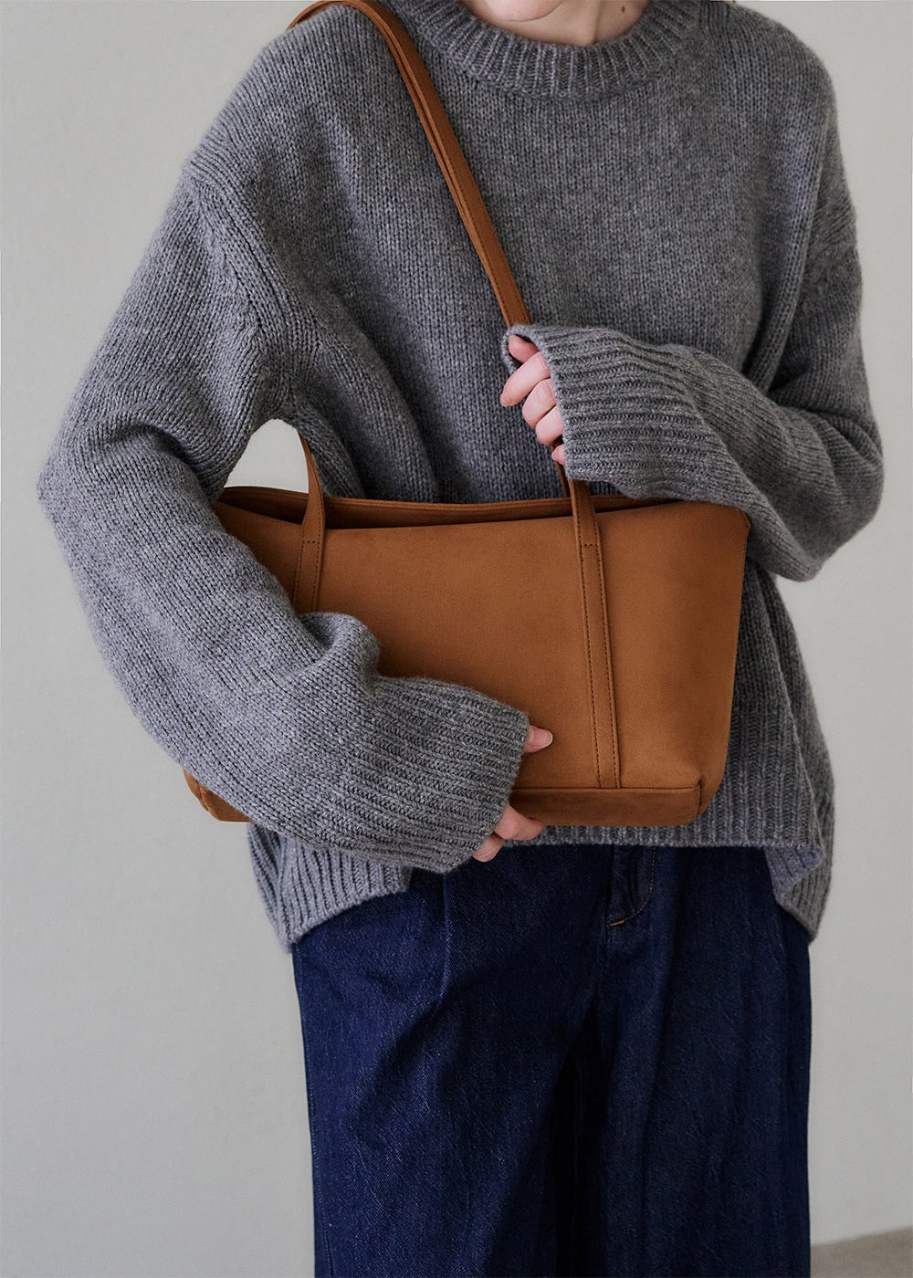 MONOROW Sara Bag - Suede Camel styled look 5