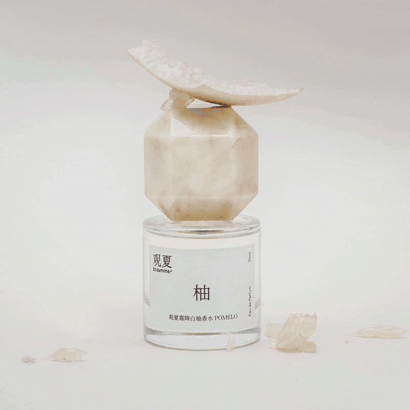 TO SUMMER Pomelo Eau de Parfum bottle with pomelo pulp on cap