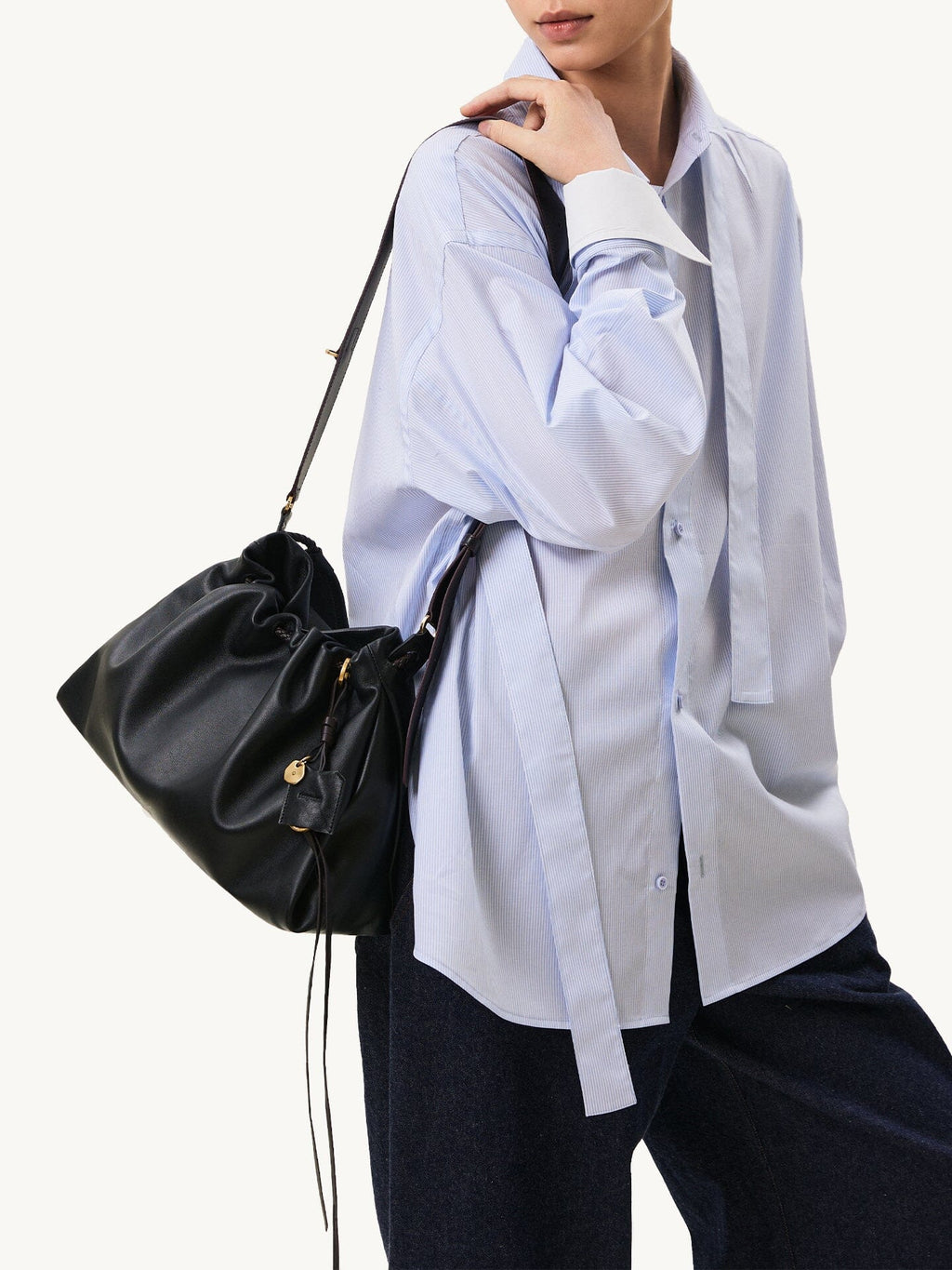 Songmont Small Gather Bag Onyx - worn on the shoulder, side view