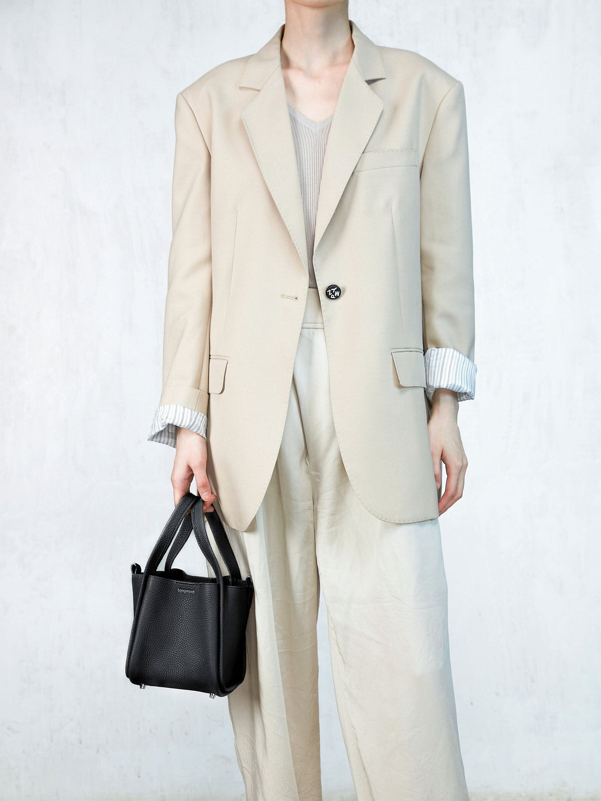 Songmont Small Song Bag Onyx - carried by the top handles