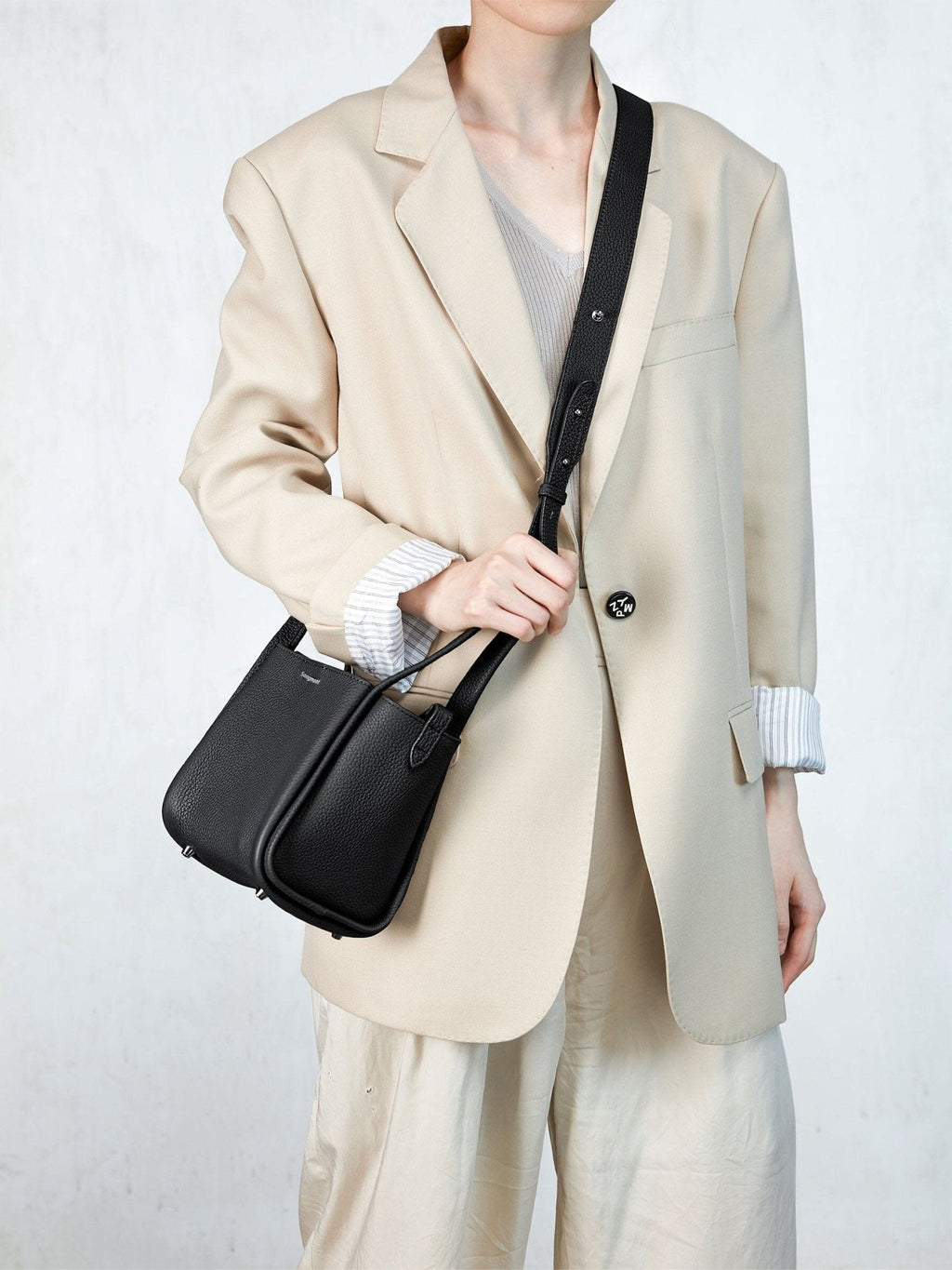 Songmont Small Song Bag Onyx - worn cross-body