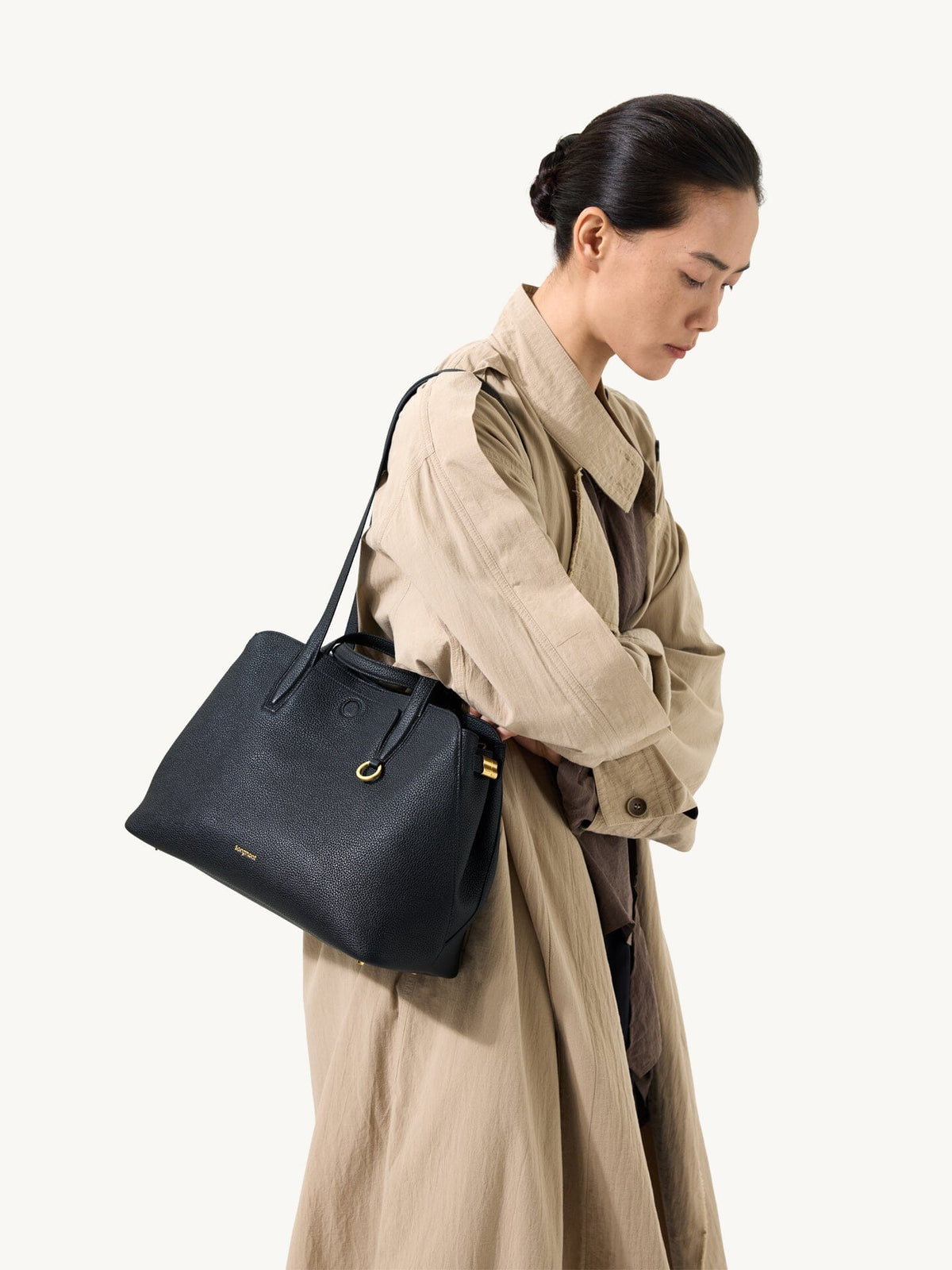 Songmont Small Yore Tote Bag Onyx - worn on the shoulder, side view