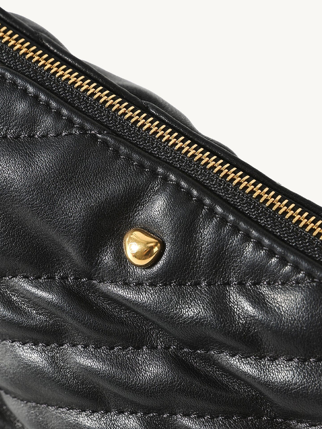 Songmont Winding Underarm Bag Onyx - close-up of gold zip and stud on quilted leather