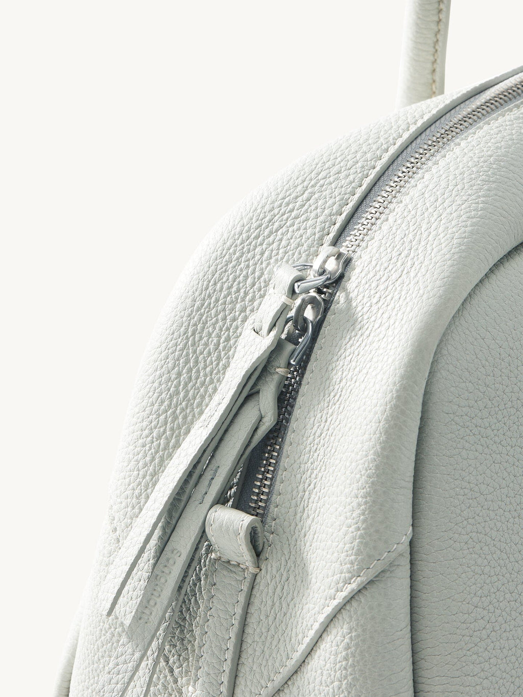 Songmont Yore Toast Bag Celeste - close-up of the zip and leather zip pull