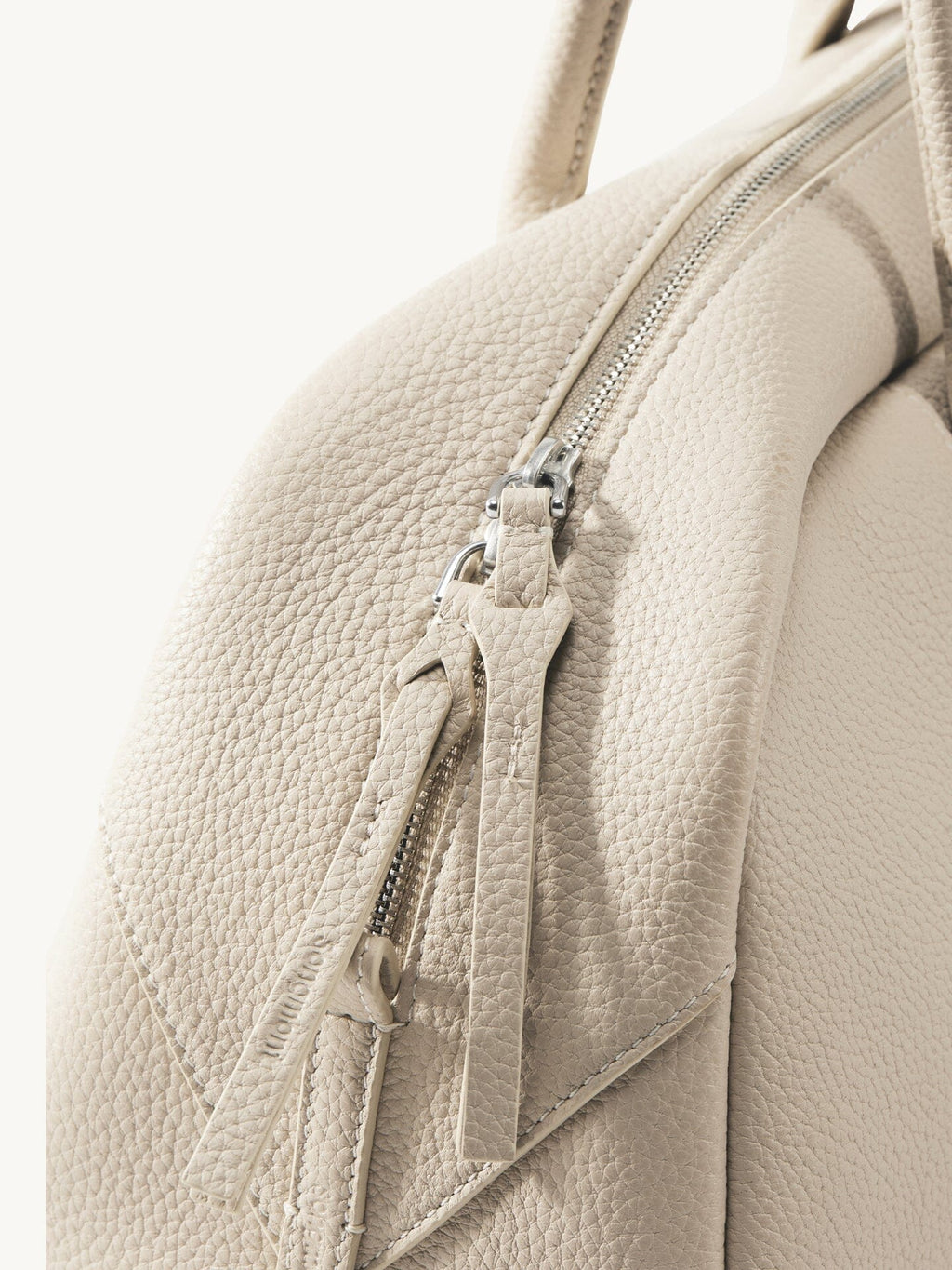 Songmont Yore Toast Bag Cloud - close-up of the zip and leather zip pull