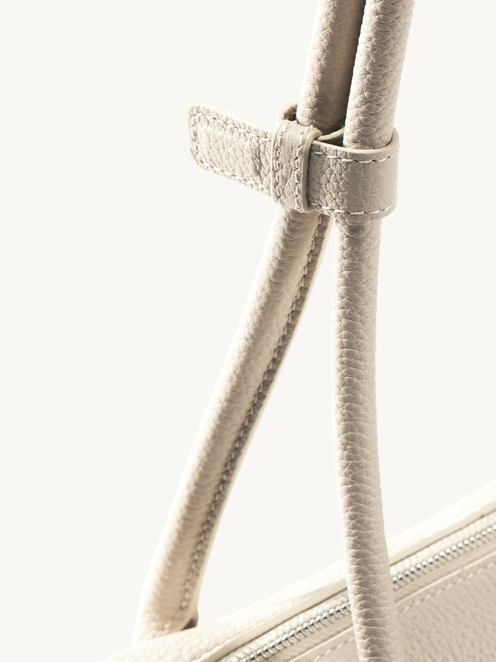 Songmont Yore Toast Bag Cloud - close-up of the leather keeper on the handles