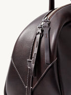 Songmont Yore Toast Bag Ebony - close-up of the zip and leather zip pull