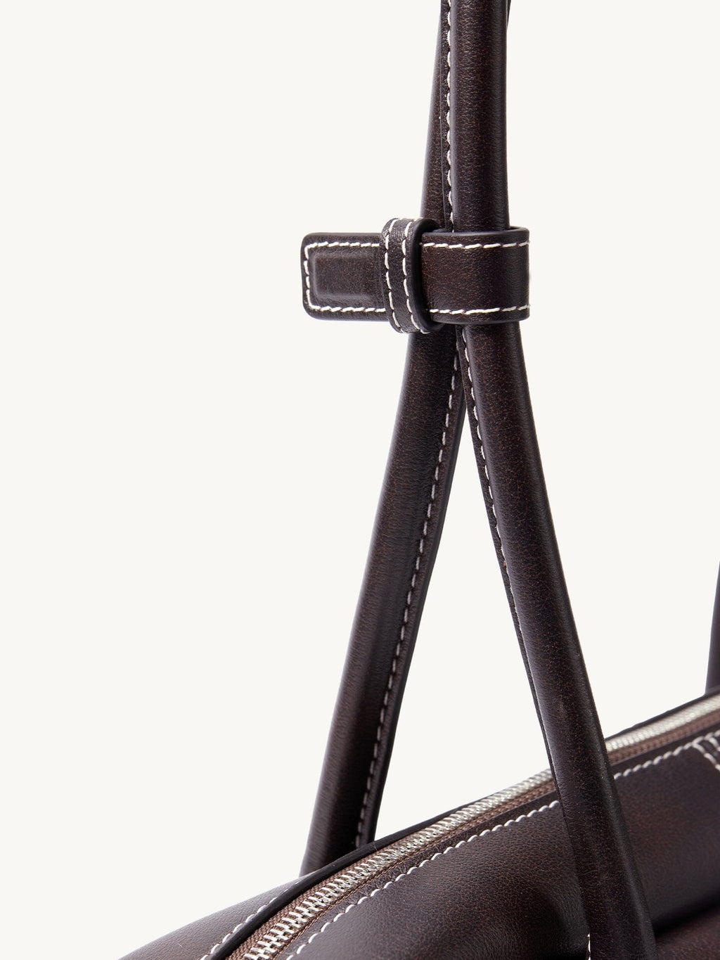 Songmont Yore Toast Bag Ebony - close-up of the leather keeper on the handles
